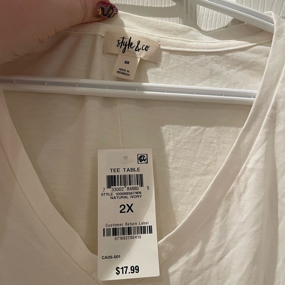 Woman’s white tshirt - Picture 2 of 3